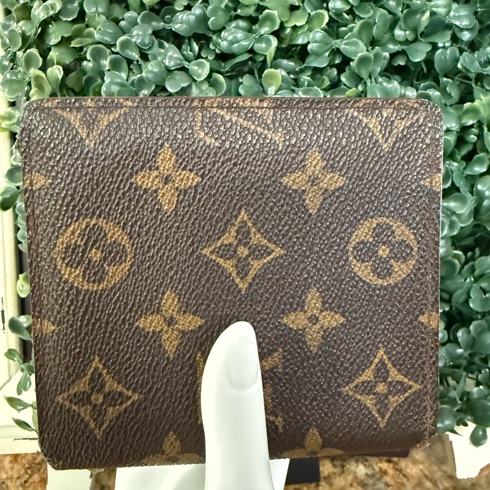 Authentic Louis Vuitton monogram men’s bifold wallet - Picture 5 of 11